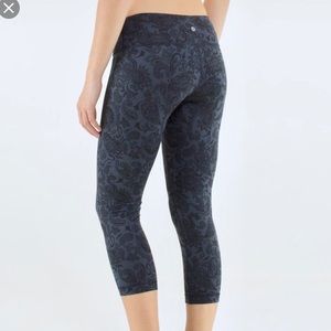Lululemon Wunder Under Crop
Paisley Inkwell / Black